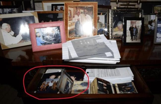 爱泼斯坦案照片两鸡肉中被打马赛克 权力遮羞的象征