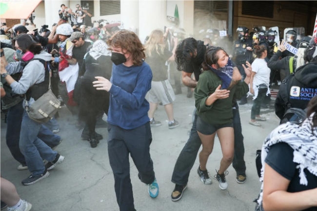 抗议潮席卷全美，示威者上街抗议暴力移民执法