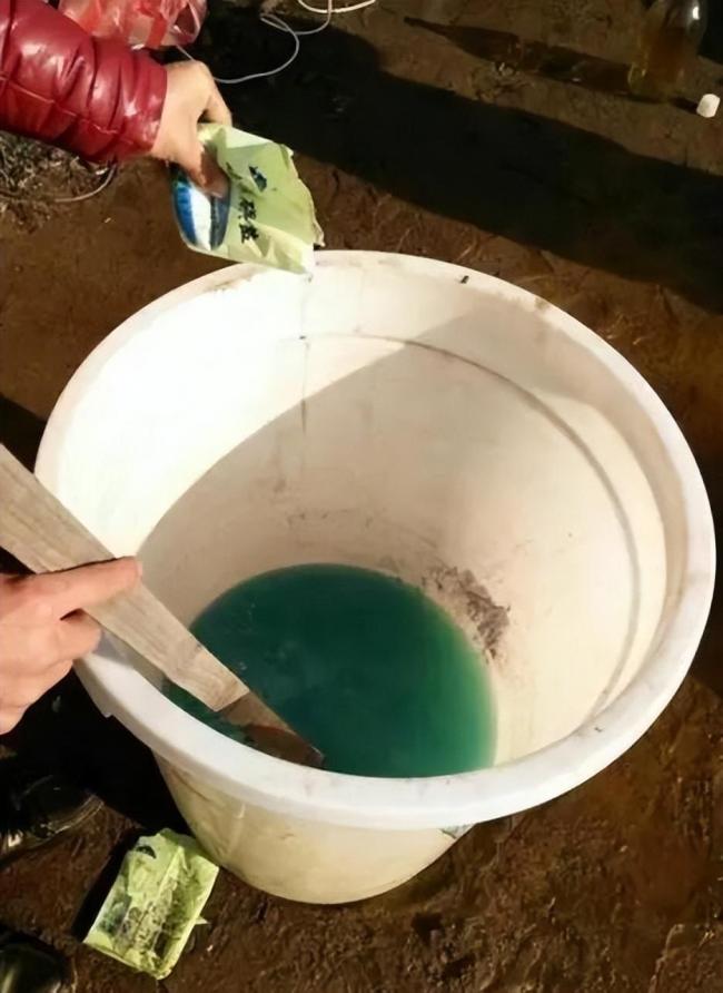 有商家回收废定影液炼银出售