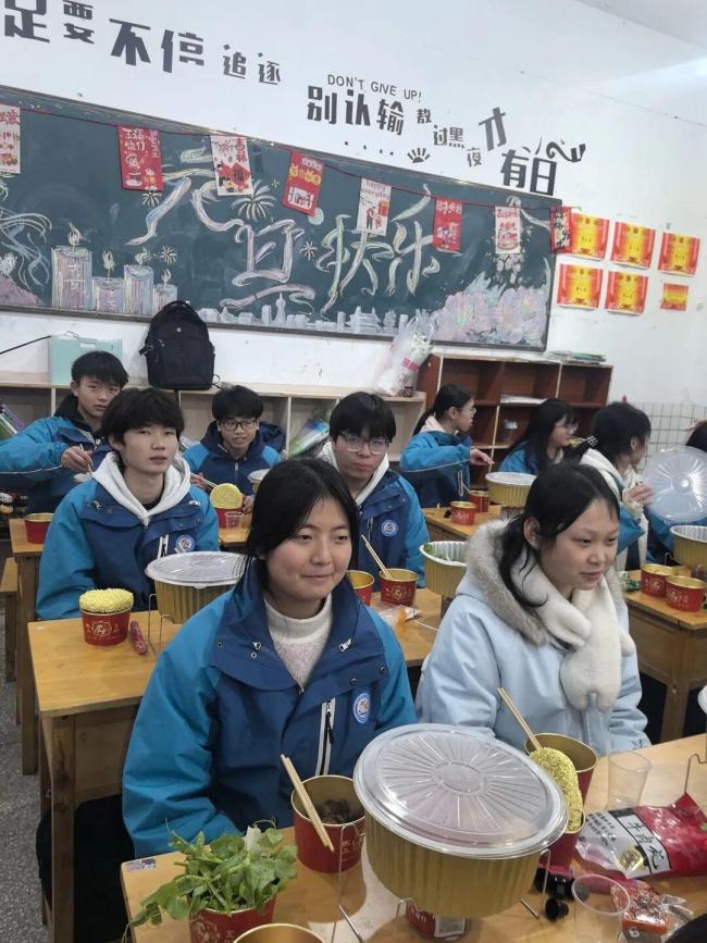 90后班主任晚自习带学生涮火锅 青春的美好记忆