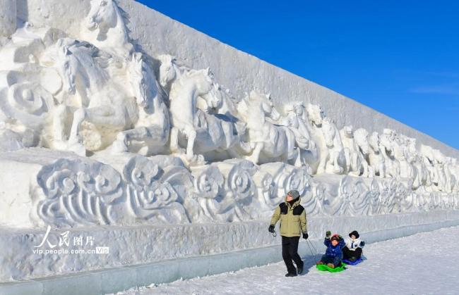 内蒙古锡林郭勒：马文化主题冰雪雕塑引游客