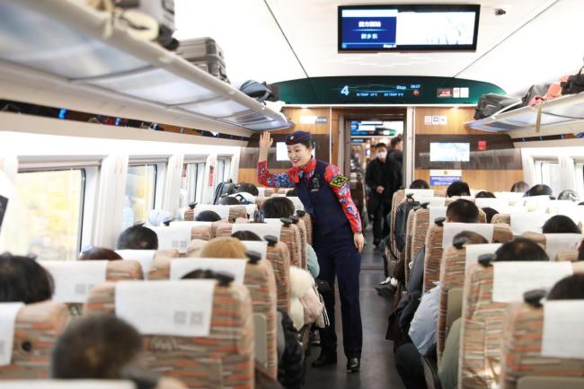 郑州铁路公布春运3个出行高峰日 单日最高96.4万人