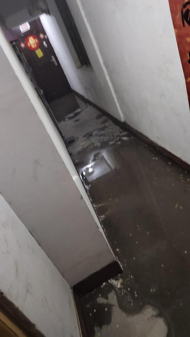 外卖小哥送单发现漏水“吹哨