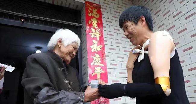 女子赴河南新乡致谢救命恩东说念主