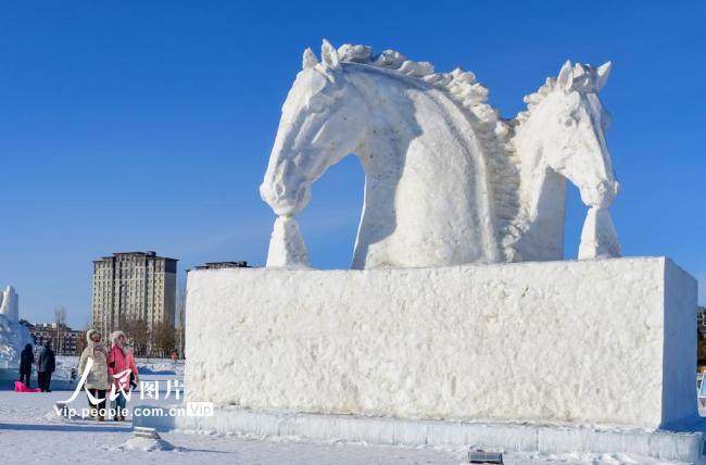 内蒙古锡林郭勒：马文化主题冰雪雕塑引游客