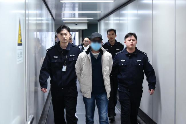 首例南非引渡回国嫌疑人下机画面曝光 彰显联合打击犯罪决心