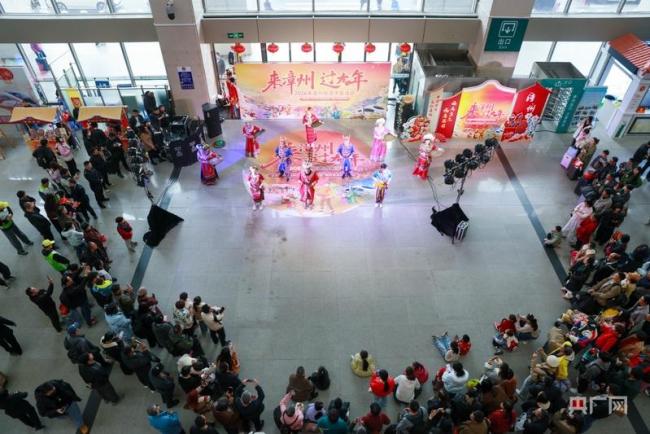 旅客带走非遗里的“闽南年味” 温暖归途添年味