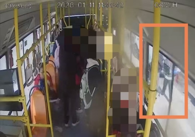 学生想从前门下遭拒骂人被司机打伤 轻骂引发冲突