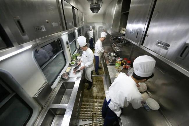 铁路餐车15元1份的现炒盒饭正在灭亡