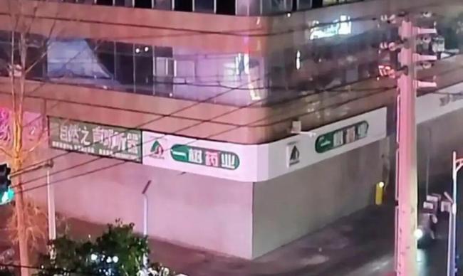 当地通报多家门面被砌砖封堵