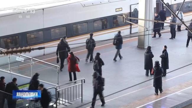 春运路上孩子满脸期待随爸妈回家 团圆与安全同行