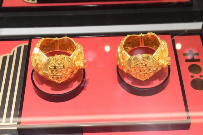 女子斥资近12万买100克黄金 市场暴跌下的抄底行动