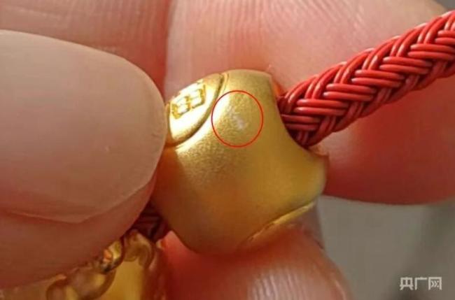周生生回应足金挂坠戴1天现白色刮痕 含金量差异引争议