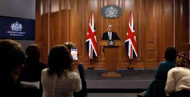 英国首相称未来有人学中文 普通话成“未来的语言”