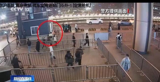 春运路上孩子满脸期待随爸妈回家