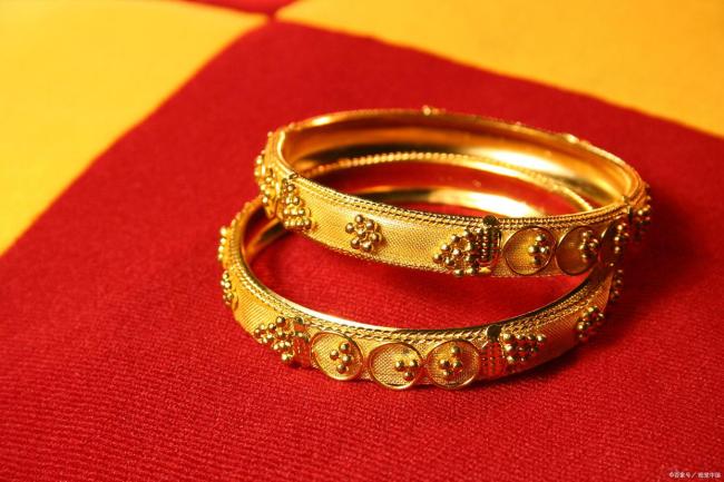 女子斥资近12万买100克黄金 市场暴跌下的抄底行动