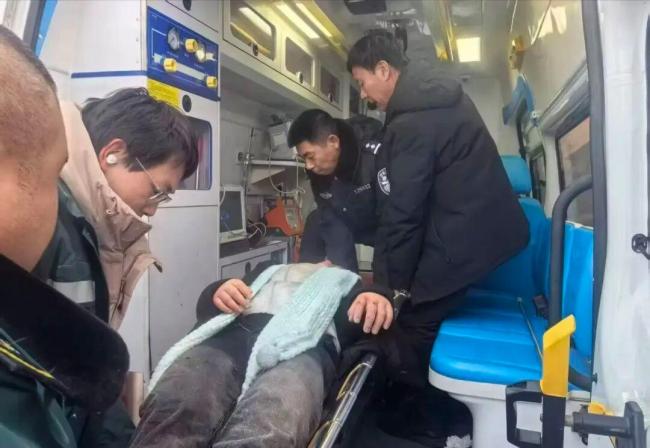 大学生雪地里摔晕 3根手指面临截肢