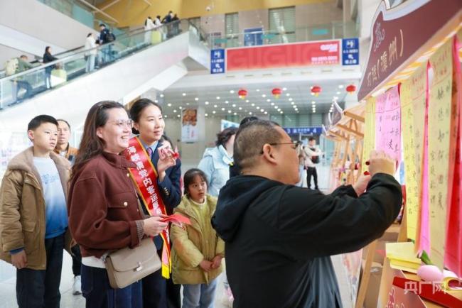 旅客带走非遗里的“闽南年味” 温暖归途添年味