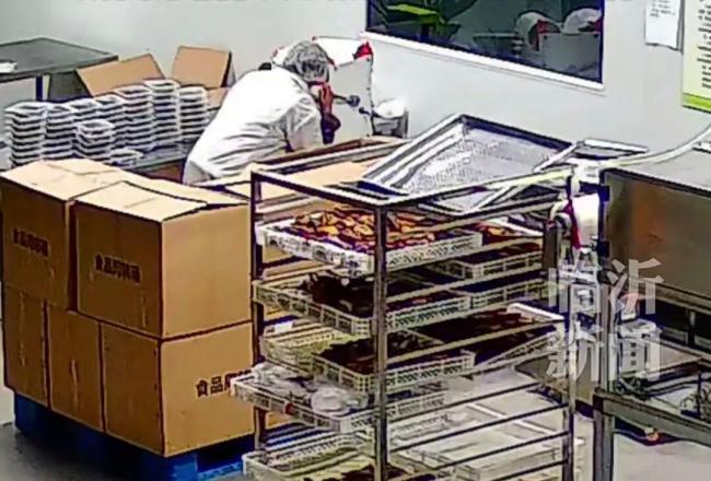 女工发现产品出问题独自返工至清晨