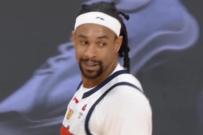 广东两节崩！半场落后上海21分，胡明轩隐形0得分，杜锋掩面无奈 内线劣势明显