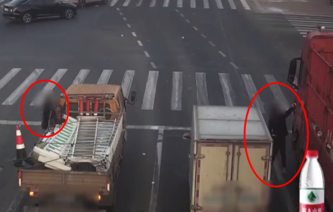 太危险了！男子在一级公路发广告被制止