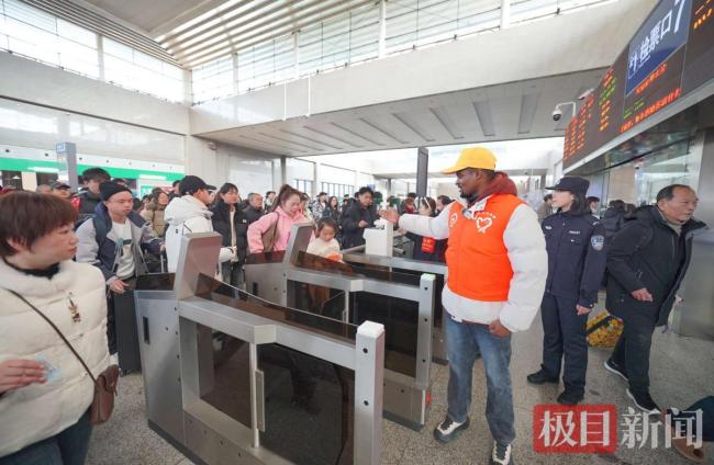 武昌火车站现“洋雷锋” 外籍志愿者助力春运