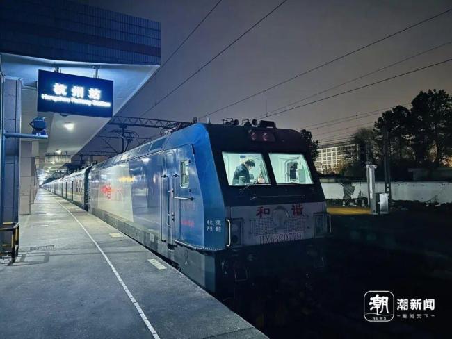 男子不舍得坐高铁买18个小时硬座回家 归心似箭