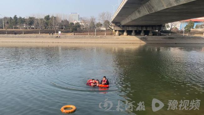 消防员5分钟生死营救落水者 冰冷河水中显身手