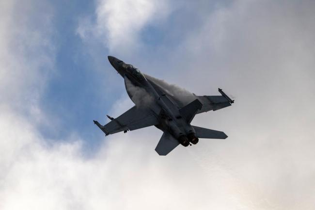 轰-6K战巡南海，飞跃黄岩岛释放信号，一旦开战美军插手也没用 展现坚定主权意志