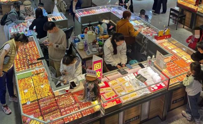 水贝市场黄金麻将半日被抢空 金价波动吸引购金潮