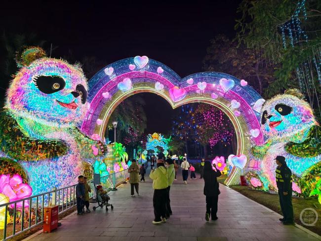 厦门灯会“烈焰红唇”大熊猫引热议