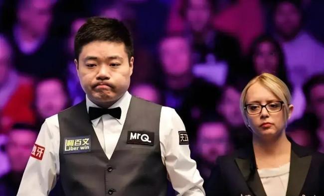 丁俊晖做出神级斯诺克 狂罚霍金斯12分 但霍大叔第4杆解得精彩 中国军团亮眼表现