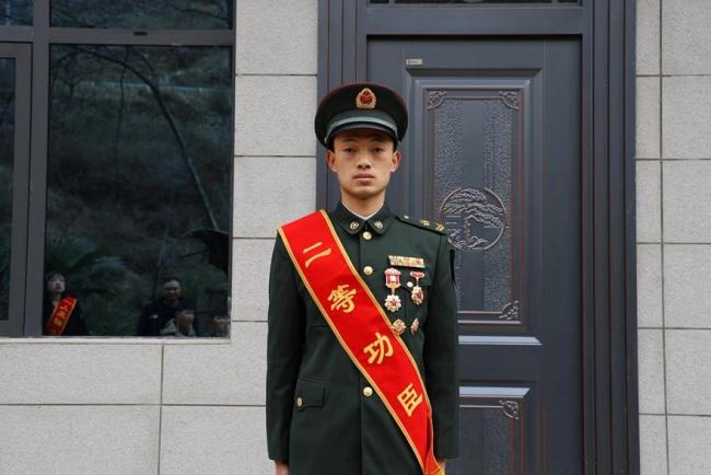军地联合为二等功臣家庭送喜报 荣耀送达暖人心