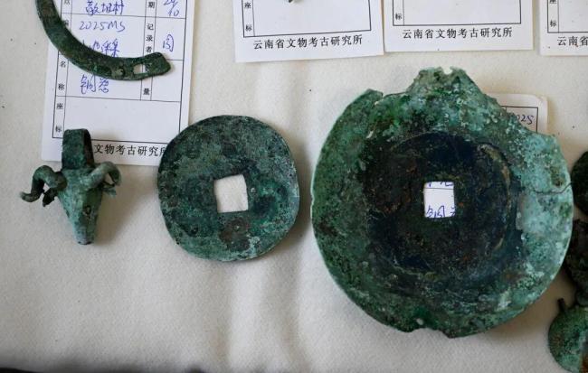 弥勒发现两千多年前墓地 出土文物展现汉代青铜辉煌