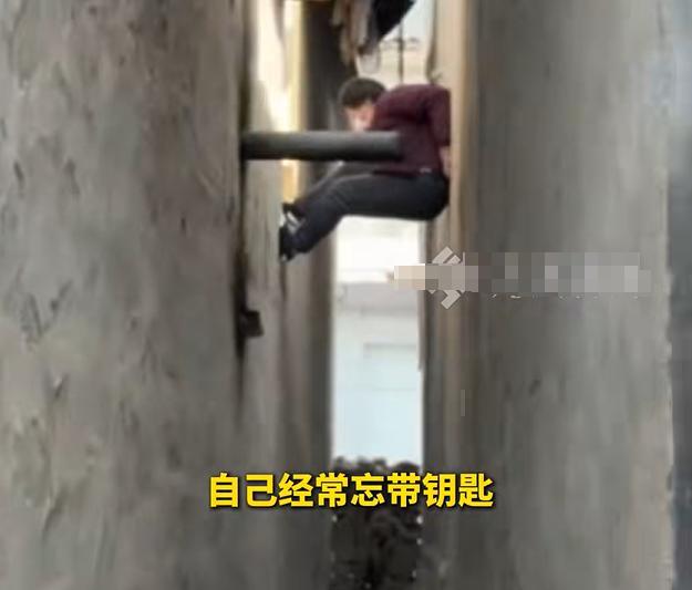 68岁老太2分钟徒手翻5米高墙回家