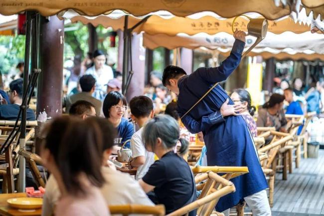 中巴适 说方言不高级是偏见：乡音里的温情与真实