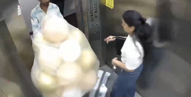 印度男人带气球进电梯爆燃2东说念主被烧伤 监控纪录惊愕已而