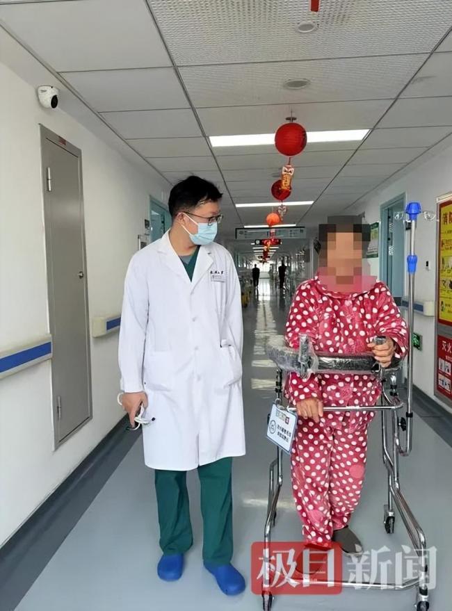 钢筋从天降络续女子总共胸腹腔