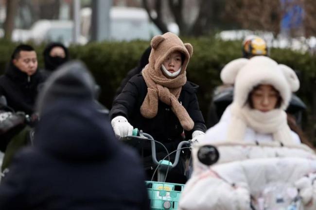 北京大风寒潮双预警持续生效 气温骤降8℃