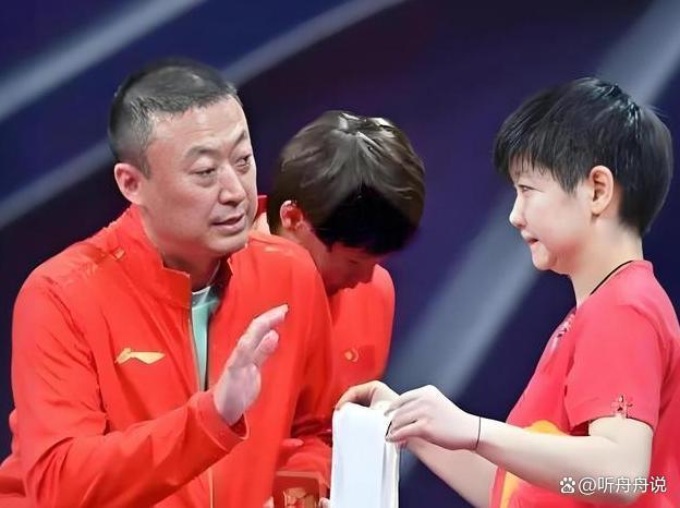 孙颖莎小跑上前和印度队教练握手 战术革命的背后