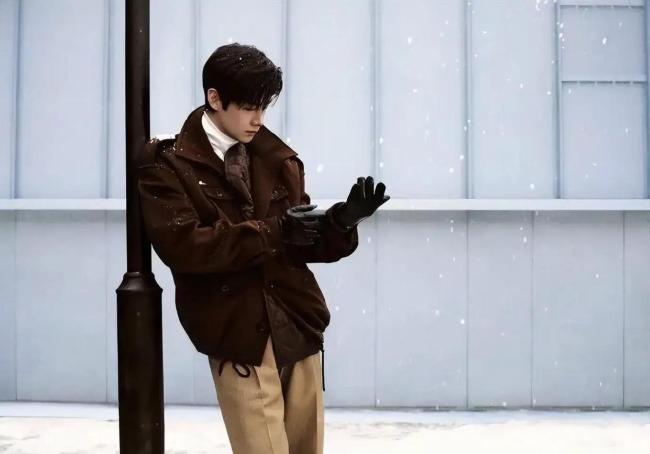 白敬亭内搭 冬日高级感的温柔诠释