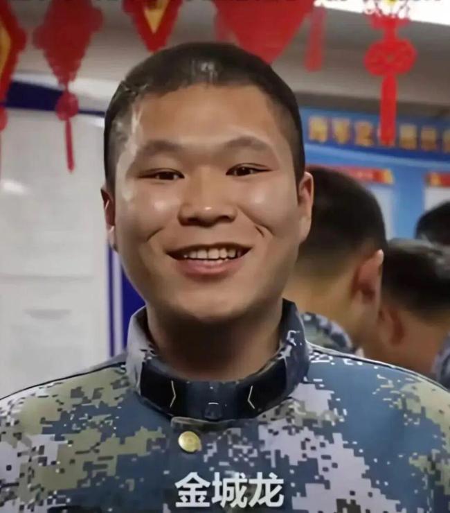 定州舰悼念战友金城龙 英雄事迹感动人心