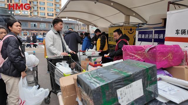 胖东来门口近十家快递点单子不断