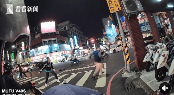 台足疗店店员砍路人