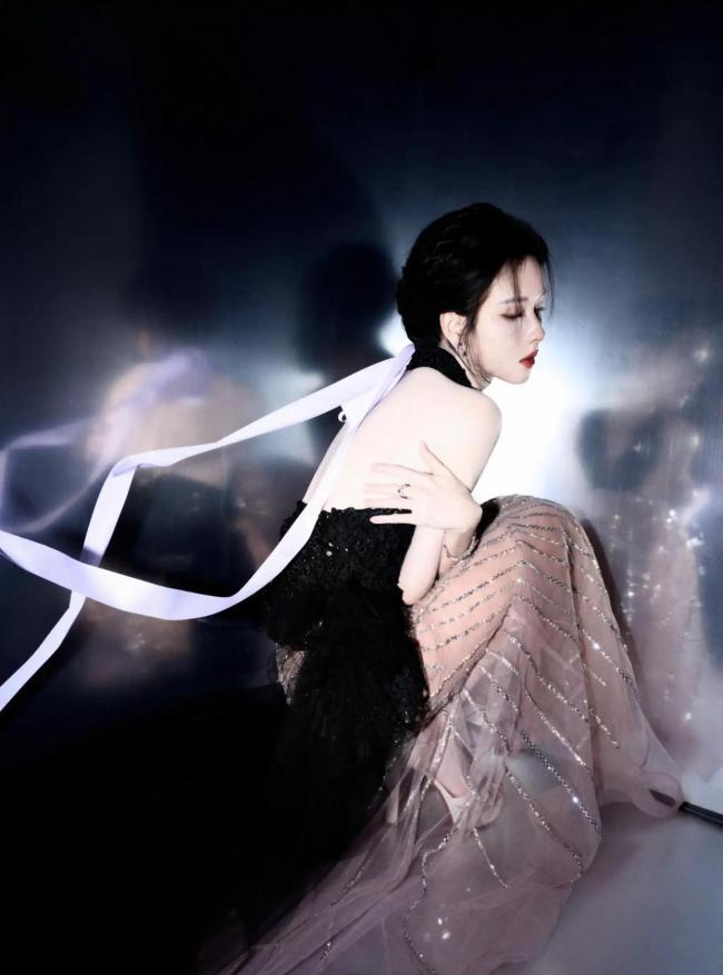 陈齐灵微博之夜红毯生图 鲜美昂贵气质注视