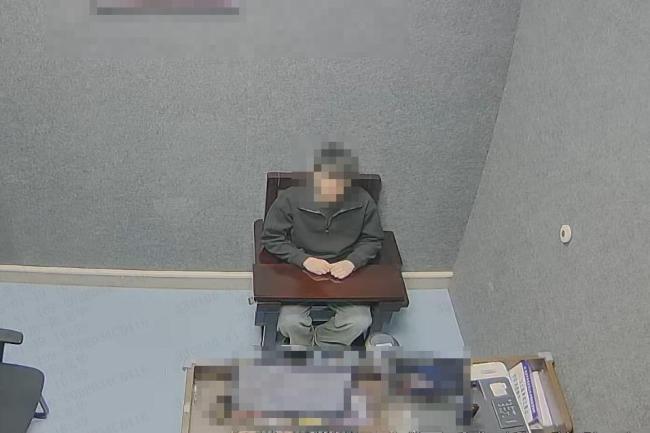 男子从13楼窗口倒下刷锅水 高空抛物被罚