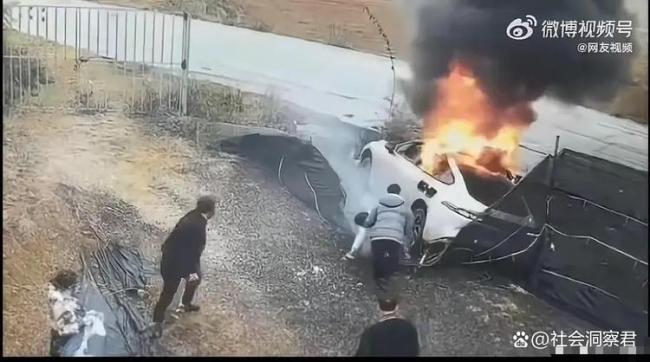 小车失控翻车 途经司机报复调停 三东谈主获救一东谈主受难