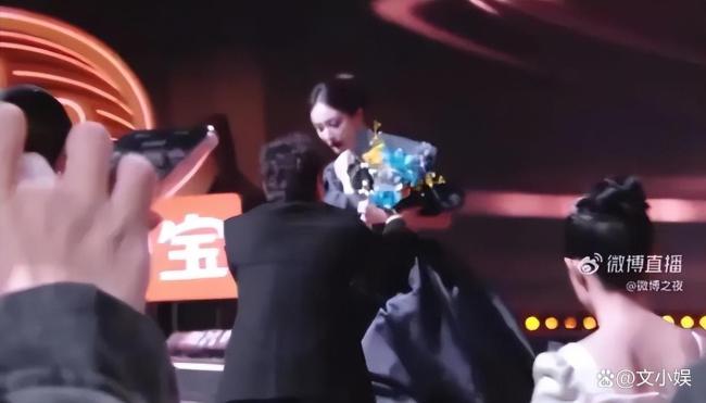 沈腾忘词张艺谋宋佳杨幂刘耀文笑疯了 授奖礼变笑剧现场