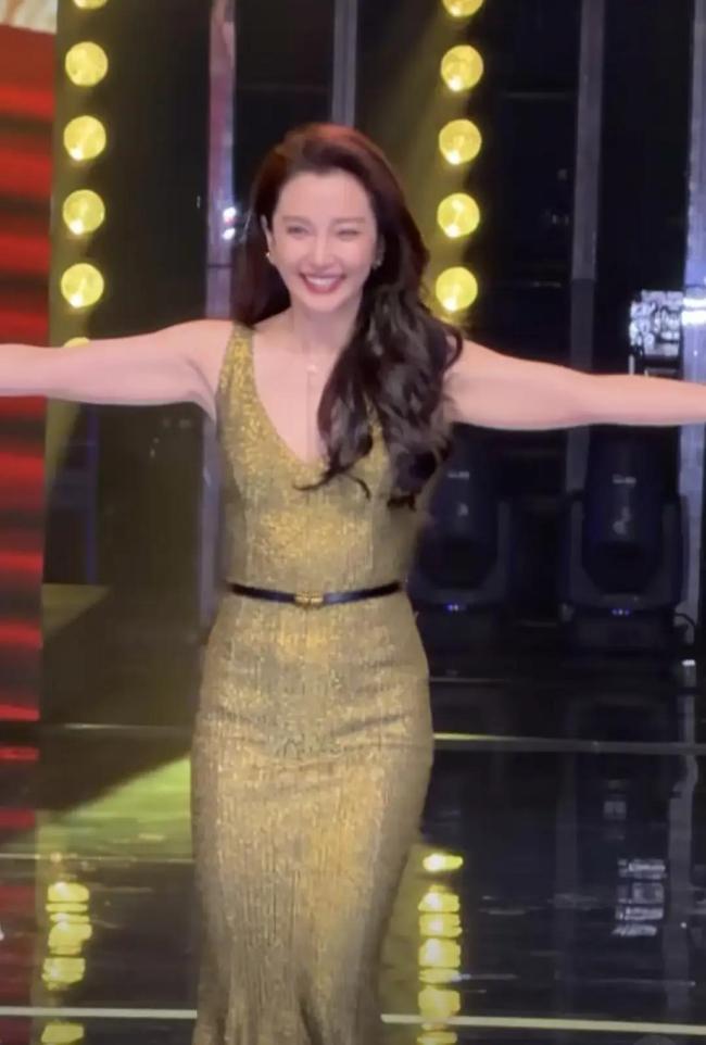 李冰冰登场即焦点