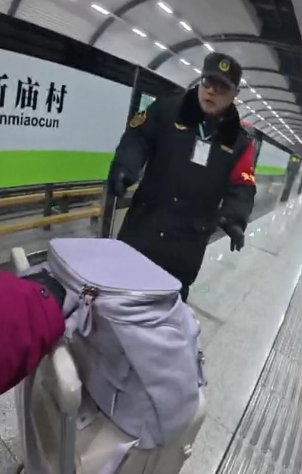 视障女孩独自返乡被沉辛勤于护送 温存旅程感动网友